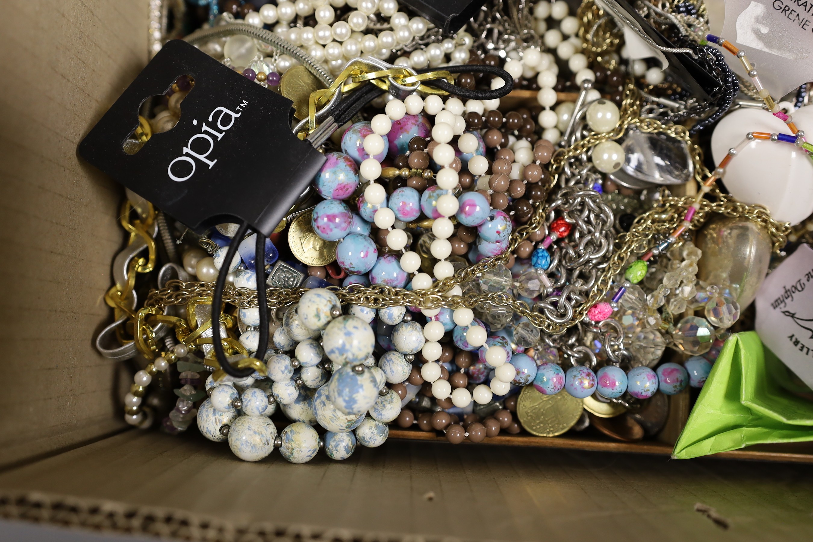 A quantity of assorted costume jewellery.